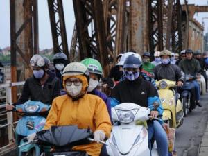 Tin tức trong ngày - Ảnh: Người HN đón gió lạnh đầu mùa với áo khoác, khăn len