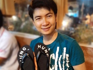 Bí quyết mặc đẹp - Dép in tên "chính chủ" đang "hot" tại TP.HCM