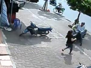 Tin tức trong ngày - Video: Trộm SH không thành, mất luôn xe Wave