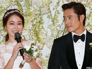 Sau scandal, vợ chồng Lee Byung Hun lại yêu thắm thiết