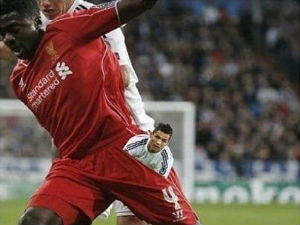 Bóng đá - Ảnh chế Ronaldo "mất tích" trước Kolo Toure