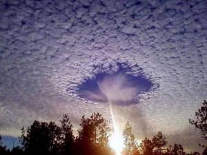 Tin tức trong ngày - Lý giải hiện tượng “hố xanh” kỳ lạ trên bầu trời Cao Bằng