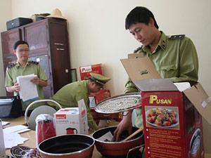 Thị trường - Tiêu dùng - Bắt giữ nhiều chảo lậu, ấm siêu tốc không rõ nguồn gốc