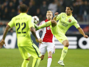 Bóng đá - Sôi động Cup C1 6/11: Suarez bị CĐV “nhà” chỉ trích