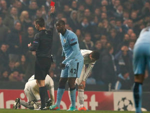 Bóng đá - Đánh nguội thô bạo, Toure “tức tốc” xin lỗi NHM