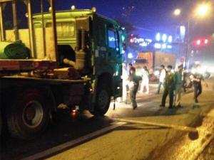 Tai nạn giao thông - Chờ đèn đỏ, hai thanh niên bị container đâm tử vong