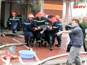 Video An ninh - Cháy quán karaoke, 4 người trong một gia đình hôn mê sâu