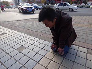 Bạn trẻ - Cuộc sống - Chàng trai quỳ gối xin bạn gái tha thứ suốt 1 tháng