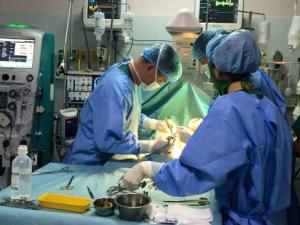 Sức khỏe đời sống - Cứu sống trẻ sơ sinh thủng ruột, tim ngừng đập