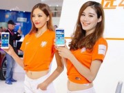 Thời trang Hi-tech - Dàn chân dài tạo dáng khỏe khoắn cùng smartphone