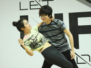 Ca nhạc - MTV - "Ma nữ" Tú Vi hăng say tập nhảy cùng Bùi Anh Tuấn