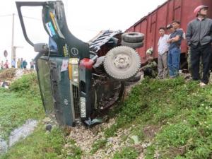 Tin tức trong ngày - Nghệ An: Tàu hỏa đâm văng ô tô, lái xe thoát chết