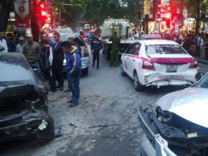 Tin tức trong ngày - Hà Nội: Xe điên đâm liên hoàn, 5 ô tô hư hỏng nặng