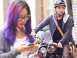 Bí quyết mặc đẹp - Sinh viên mỹ thuật mặc "bụi bặm" tới giảng đường