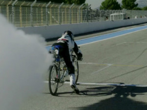 Thể thao - Kinh ngạc: Xe đạp gắn tên lửa đọ "Siêu xe"