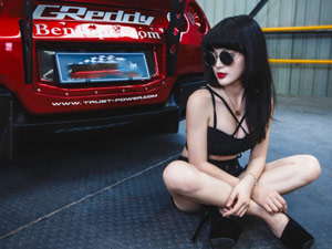 Ô tô - Xe máy - Hotgirl cực ngầu và gợi cảm bên xế độ