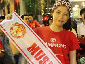 Bóng đá - Fan nữ xinh đẹp nguyện đi suốt đêm vì Beckham