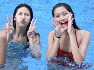 Bí quyết mặc đẹp - Thí sinh Next Top Model "quậy tung trời" ở hồ bơi