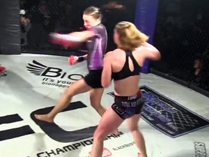 Thể thao - Nữ võ sĩ MMA xoay 360 độ đấm knock-out đối thủ