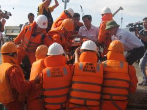 Tin tức trong ngày - Cứu nạn máy trưởng tàu nước ngoài tại biển Khánh Hòa