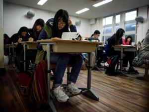 Tin tức trong ngày - Hàn Quốc nín thở trước kỳ thi đại học