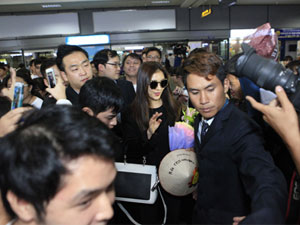 "Hoàng hậu" Ha Ji Won được fan vây kín sân bay Nội Bài