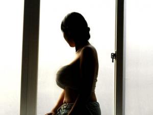 Phi thường - kỳ quặc - Thiếu nữ nâng ngực "siêu khủng" để tìm bạn trai