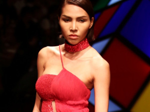 Xu hướng thời trang - Minh Triệu đẹp hớp hồn trong thiết kế của Kim Khanh