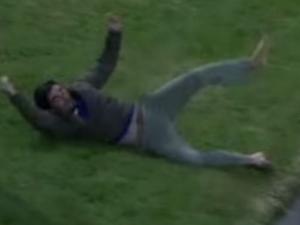 Thể thao - “Vớ được vàng” nhờ pha chụp bóng 1 tay điệu nghệ