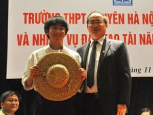 Giáo dục - du học - GS Nguyễn Thiện Nhân mang mũ rơm tới trường Ams