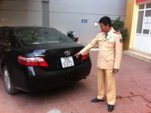 Tin tức trong ngày - CSGT giữ ô tô biển giả: Lái xe "bỏ của chạy lấy người"