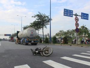 Tin tức trong ngày - Xe máy “kẹp” ba vượt đèn đỏ tông vào xe đầu kéo