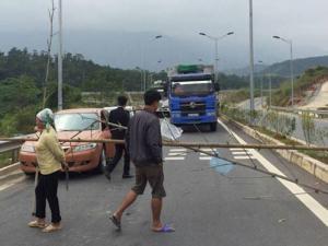 Tin tức trong ngày - Dân chắn đường cao tốc Nội Bài – Lào Cai gây ách tắc