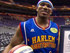 Thể thao - Tuyệt chiêu “quay lưng ném bóng” lập kỷ lục thế giới