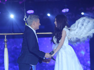 Ca nhạc - MTV - Ngô Kiến Huy bay cùng bạn gái trên sân khấu