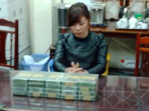 Pháp luật - Bắt quả tang 3 đối tượng "ôm" 20 bánh heroin