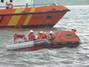 Tin tức trong ngày - Cứu hộ 7 thuyền viên đang trôi dạt trên biển