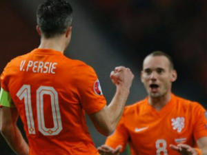 Bóng đá - Persie "nổ súng", MU chưa thể vui