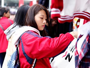 Xu hướng thời trang - Người Hà Nội nhộn nhịp sắm quần áo bình dân mùa đông