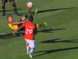 Bóng đá - Clip bàn thắng "độc" 10-16/11: Cú sút phạt kỳ dị