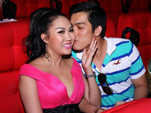 Phim - Vợ chồng Phi Thanh Vân tình tứ trong rạp chiếu phim