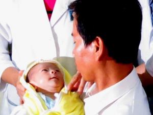 Tin tức trong ngày - Giây phút bé “văng khỏi bụng mẹ” được cha đón về