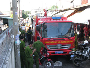 Pháp luật - Bị cháu đòi đất, chú "ôm" bình gas cố thủ trong nhà