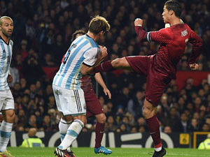 Bóng đá - Bỏ bóng đá người, Ronaldo thoát thẻ phạt