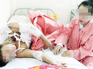 Pháp luật - Hai mẹ con bị tạt a xít: Kẻ thủ ác vẫn nhắn tin đe dọa