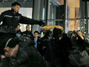 Tin tức trong ngày - Hong Kong: Sinh viên phá cửa tràn vào tòa thị chính