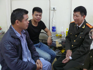 Pháp luật - Con bạc giở món "cẩu xực", cắn đứt tai cán bộ công an