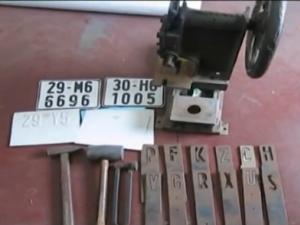 Video An ninh - Hà Nội: Đột kích ổ “buôn” biển giả núp bóng tiệm sửa xe