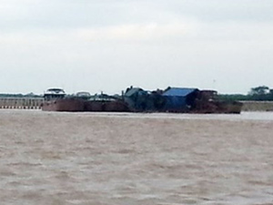 Pháp luật - Hà Nội: Khởi tố 6 "cát tặc" khai thác tiền tỷ mỗi ngày