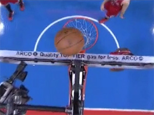 Thể thao - 4 lần đập cạnh chạm đỉnh, bóng vào rổ ngoạn mục